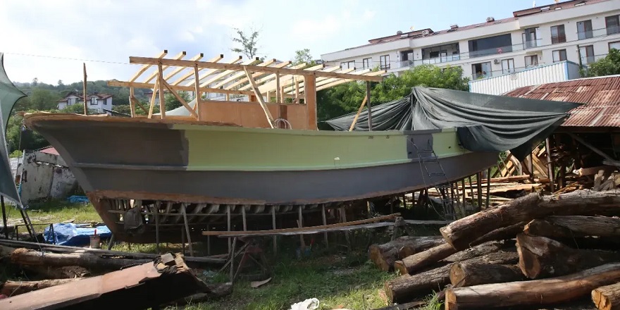 45 yılda 150 ahşap tekneyi denizle buluşturdu