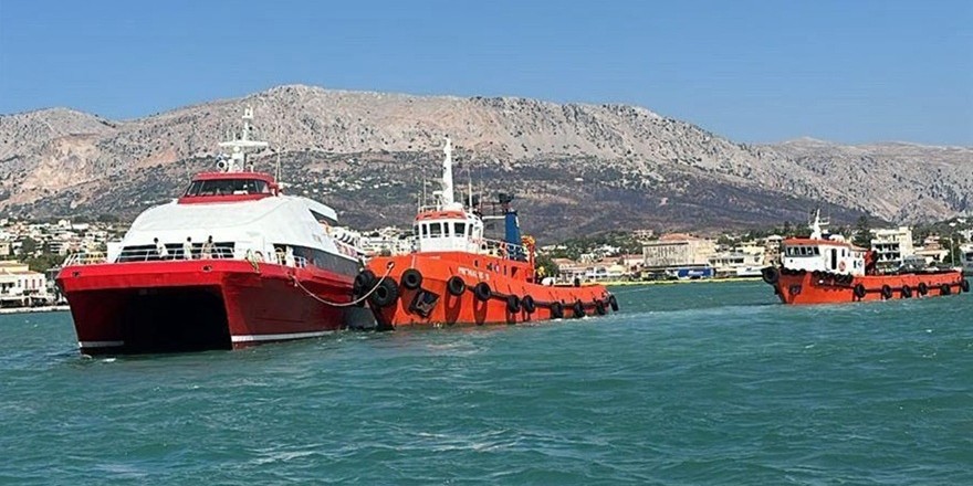 Yolcu gemisi, liman girişinde arıza yaparak kontrolden çıktı