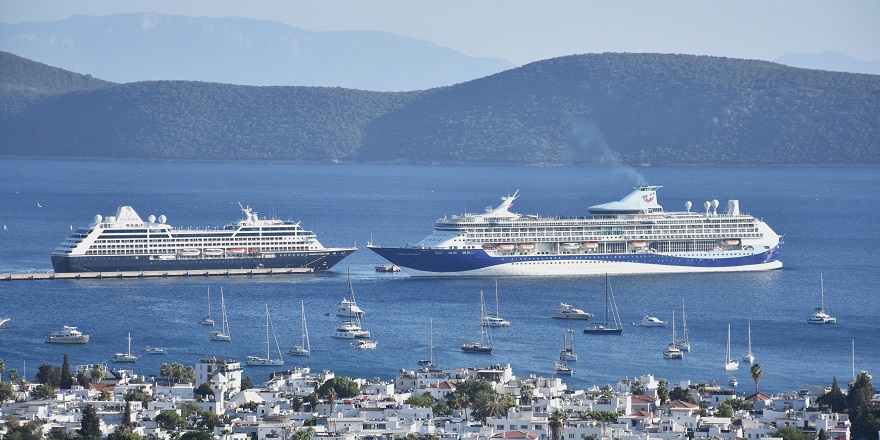 Bodrum'a iki kruvaziyer ile 2 bin 609 yolcu geldi