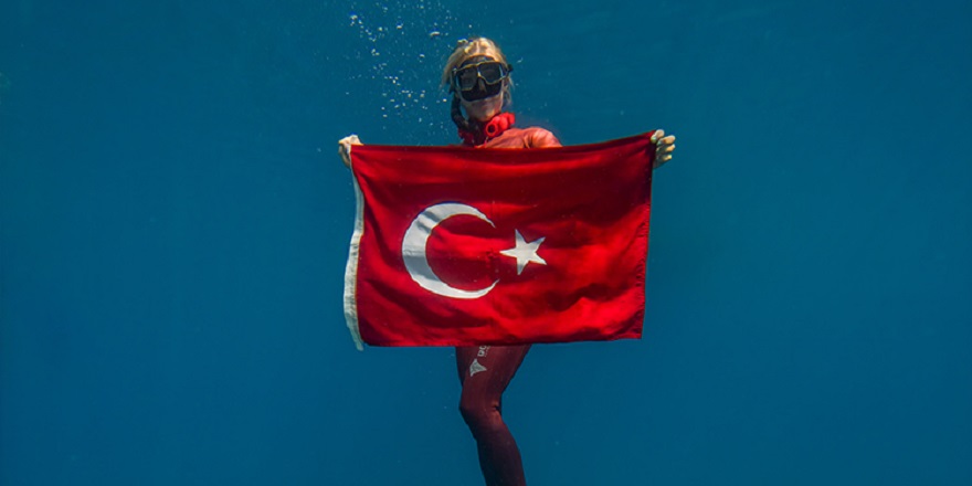 Şahika Ercümen Türk bayrağıyla dalış yaptı