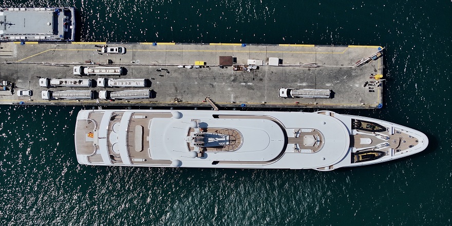 Fethiye'de mega yat "I Dynasty"a yakıt ikmali yapıldı