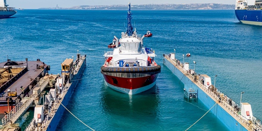 SANMAR dünyanın ilk metanol yakıtlı römorkörünü denize indirdi