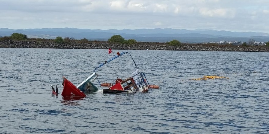 Tekneleri su alan 3 balıkçı kurtarıldı
