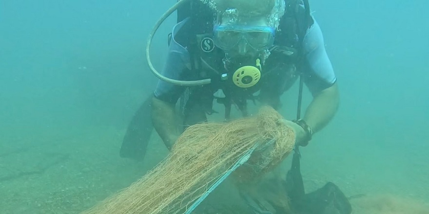 Dalış yapan akademisyen, hayalet ağları topladı