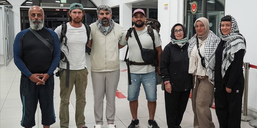 Küresel Sumud Filosu'nda arızalanan teknedekiler TCG Gediz ile tahliye edildi