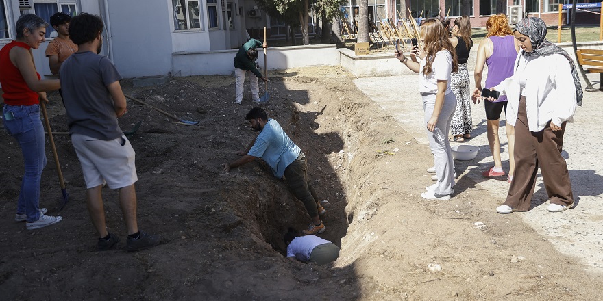 4 yıl önce toprağa gömülen Fin balinasının iskeleti çıkarılıyor