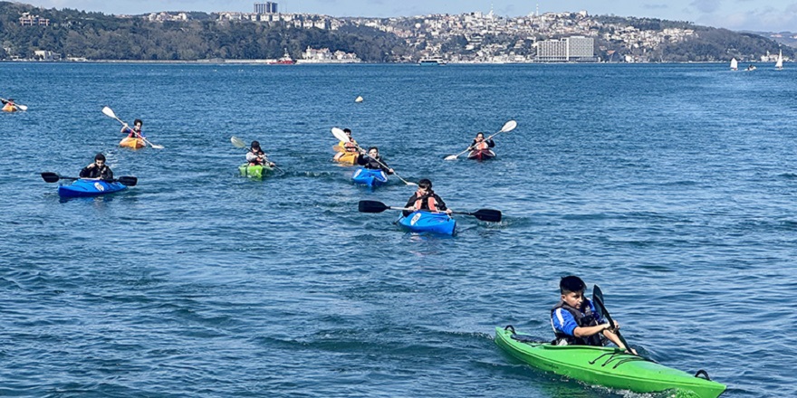 İstanbul Boğazı'nın serin suları kano meraklılarını ağırlıyor