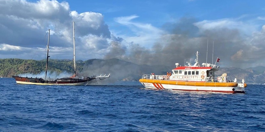 Yanan tekne söndürme çalışmaları sırasında battı