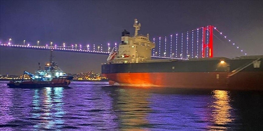 Kadıköy açıklarında arızalanan yük gemisi kurtarıldı