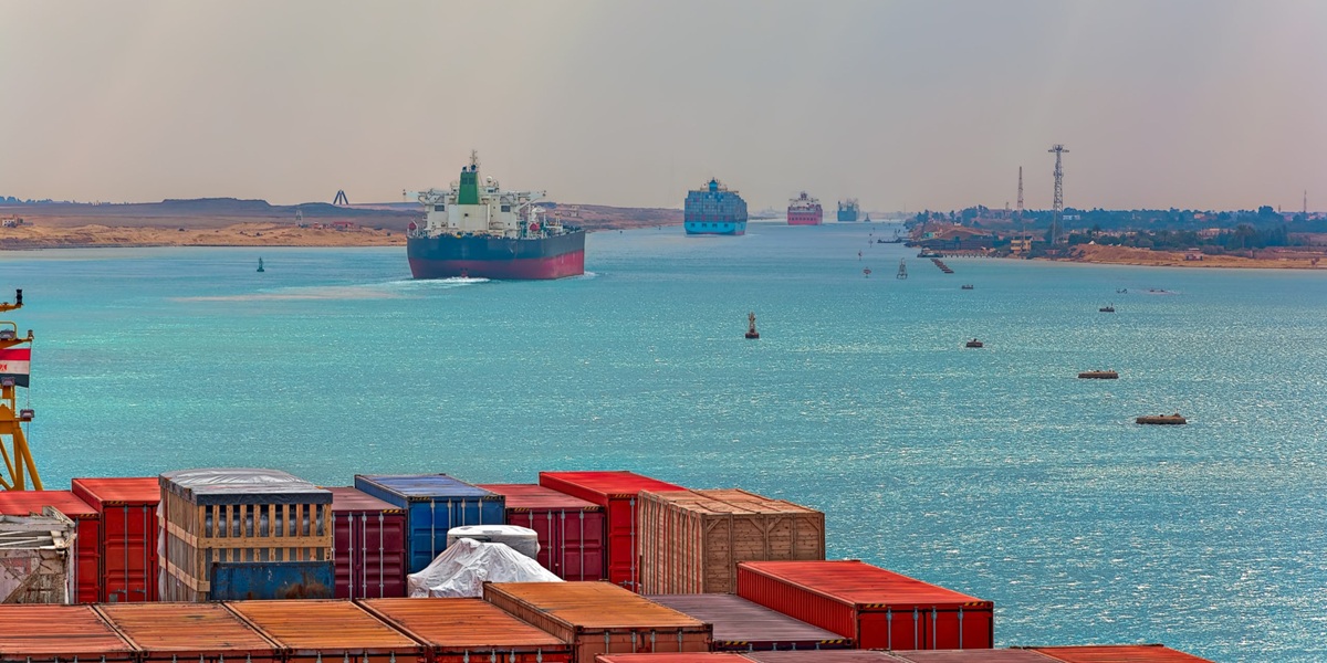 Süveyş Kanalı’nda gemi trafiği normale dönüyor