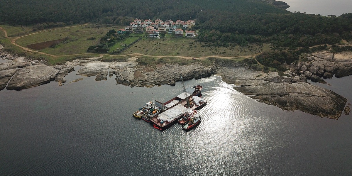 Kandıra'da karaya oturan gemideki yükün tahliyesine başlandı