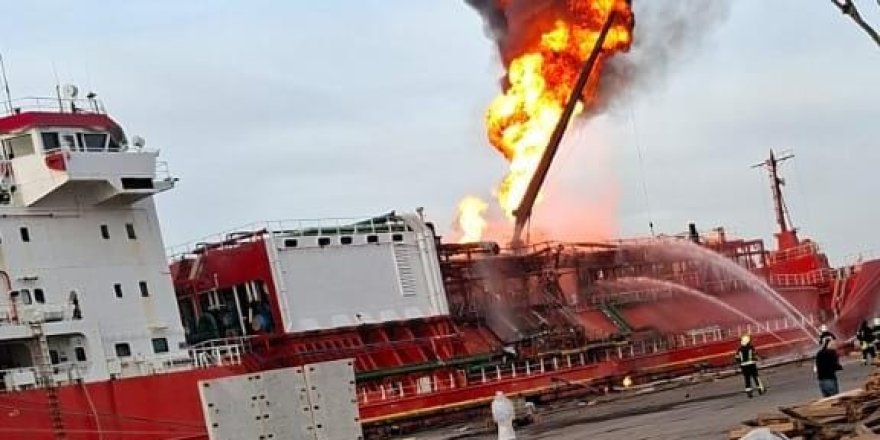 Türk bayraklı gemi limanda tahliye sırasında vuruldu