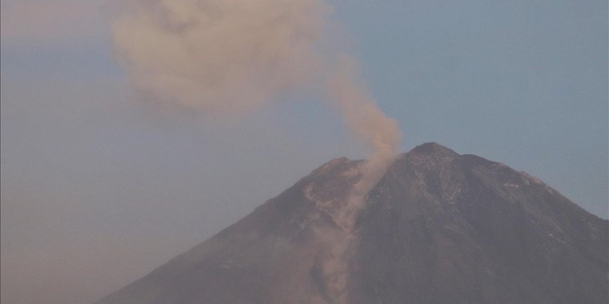Endonezya'da Semeru Yanardağı'nda patlama meydana geldi