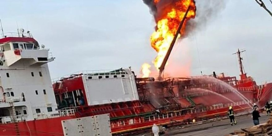 Ukrayna'da isabet alan Türk bayraklı gemideki yangın söndürüldü