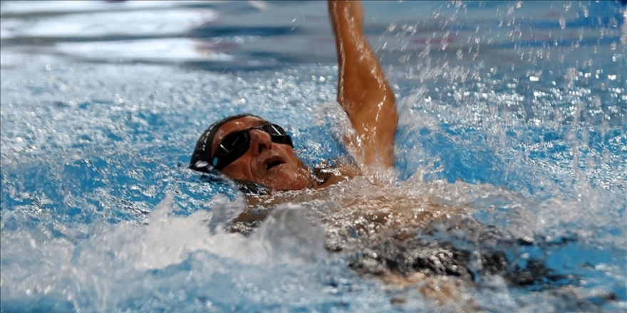 Su kanalında yüzmeyi öğrendi, rakiplerine şans tanımıyor