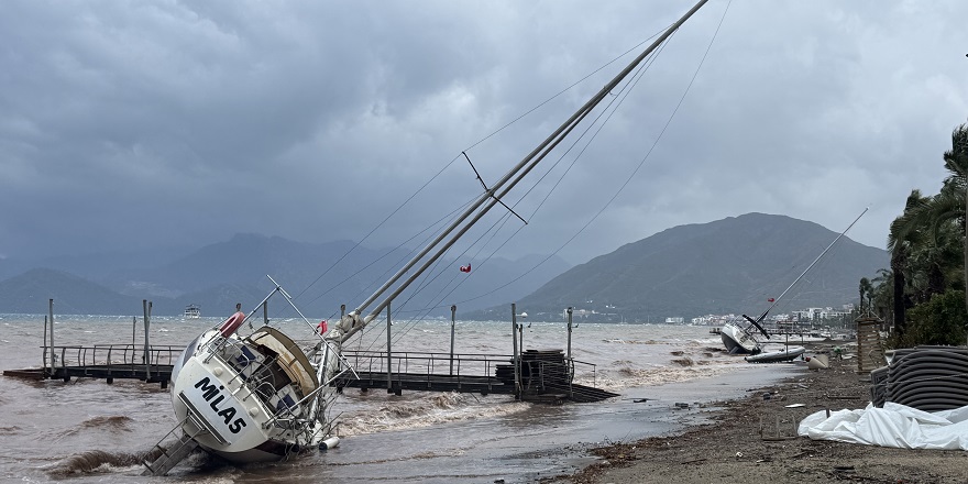Marmaris'te 3 yelkenli kıyıya sürüklendi