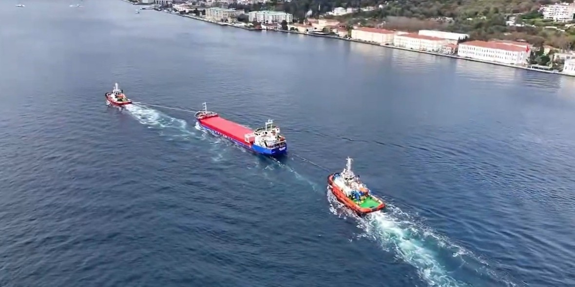 İstanbul Boğazı'nda arızalanan gemi kurtarıldı