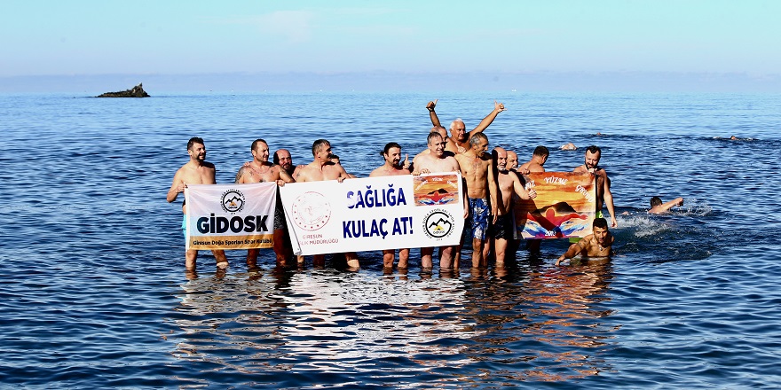 "Sağlığa Kulaç At" etkinliğine katılanlar denizde yüzdü