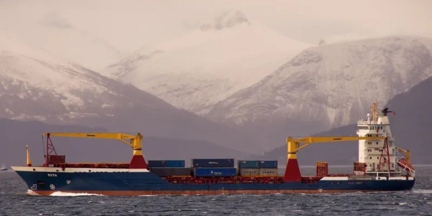 Çanakkale Boğazı'nda arızalanan gemi kurtarıldı