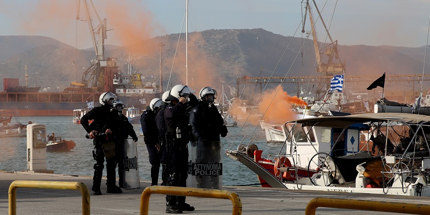 Yunanistan'da çiftçiler, Volos Limanı'nı ulaşıma kapattı