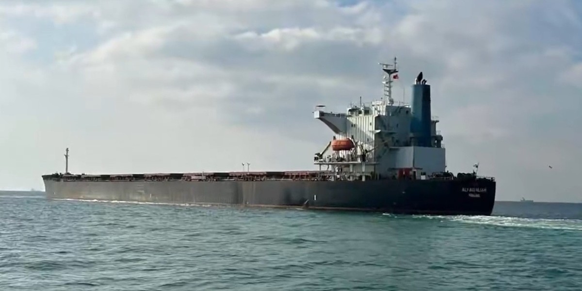 Marmara Denizi'nde karaya oturan yük gemisi kurtarıldı