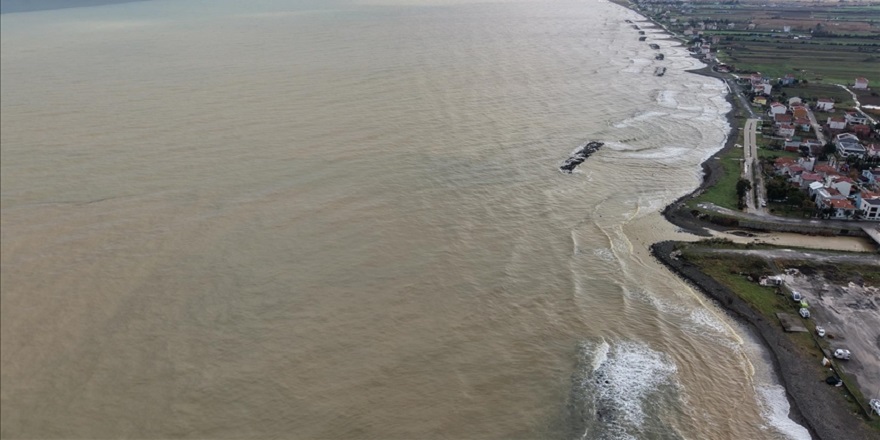 Samsun'da denizin rengi kahverengiye döndü