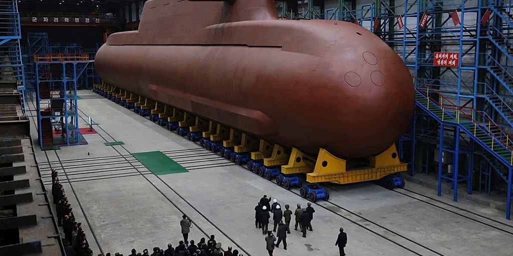 Kuzey Kore nükleer enerjiyle çalışan ilk denizaltısını tanıttı