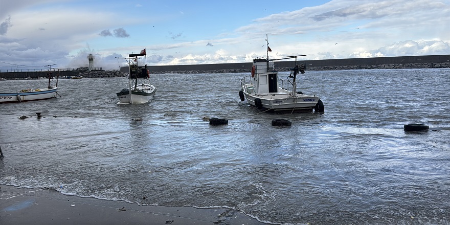 Taşan deniz Kozlu Limanı'nı su altında bıraktı