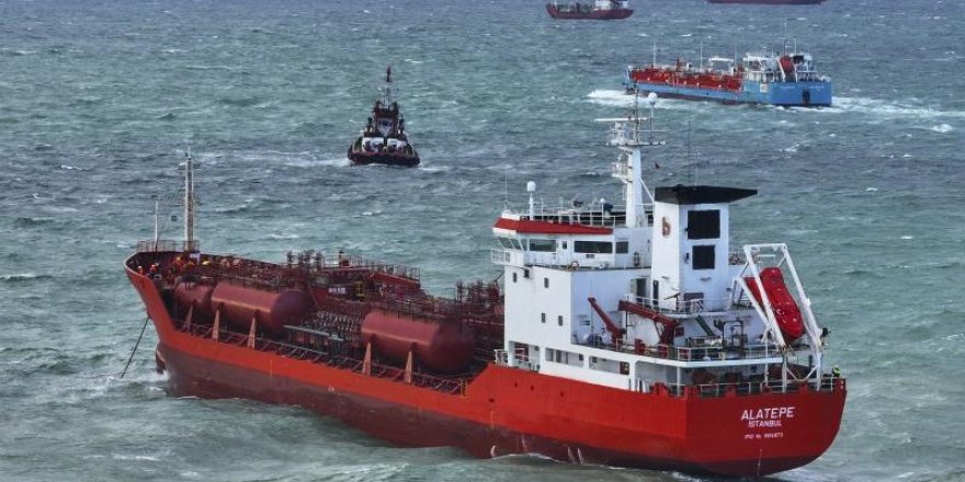 Küçükçekmece açıklarında iki tankerden acil yardım çağrısı