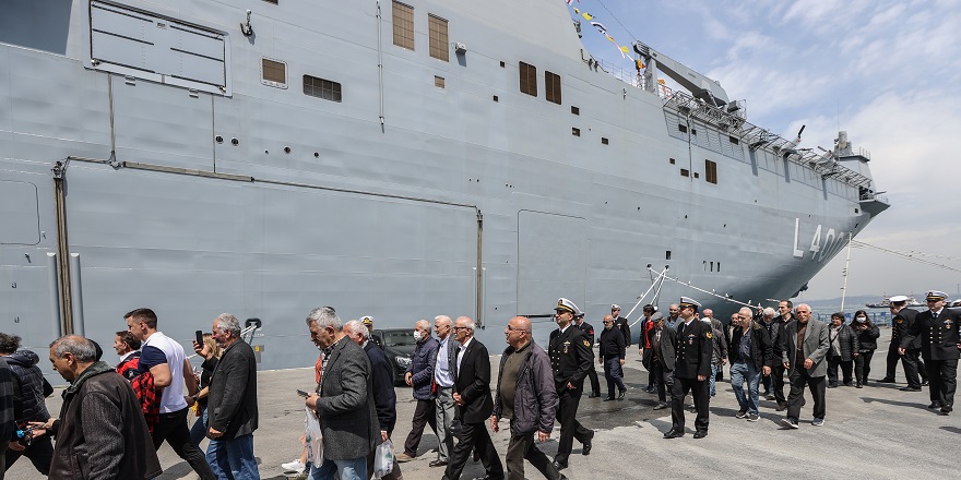 TCG Anadolu gemisi ziyaretçi akınına uğradı