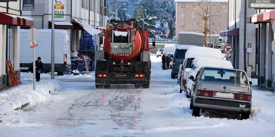 Yollardaki buzlanma deniz suyu ile önleniyor
