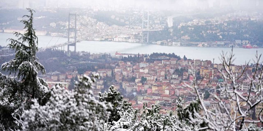 İstanbul'da kar ulaşımda olumsuzluklara neden oluyor