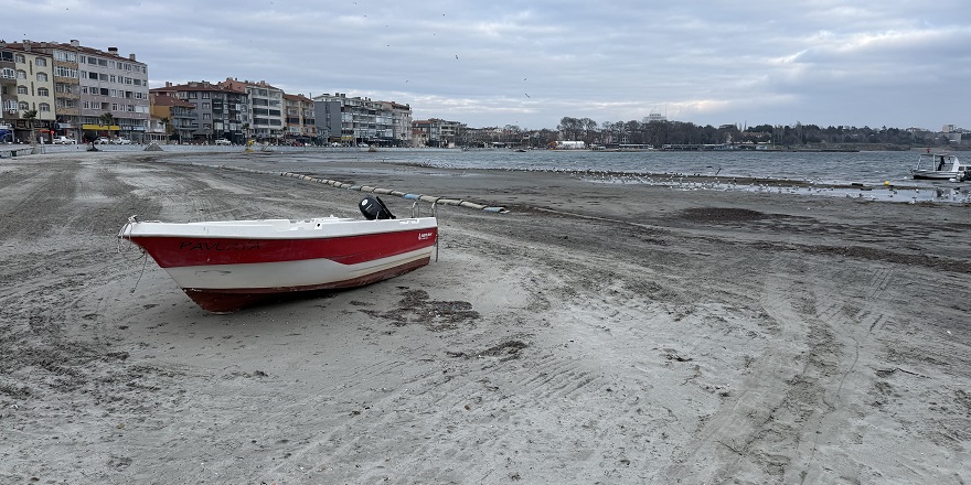 Tekirdağ'da Marmaraereğlisi sahilinde deniz suyu çekildi