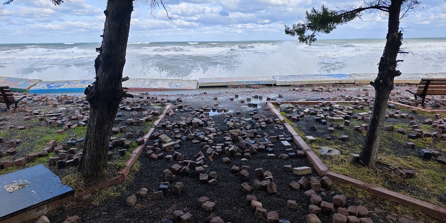 Samsun'da dalgalar sahil şeridine zarar verdi