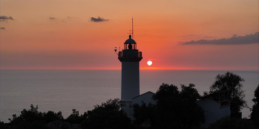 Gelidonya Feneri denizcilere ışık olmayı sürdürüyor
