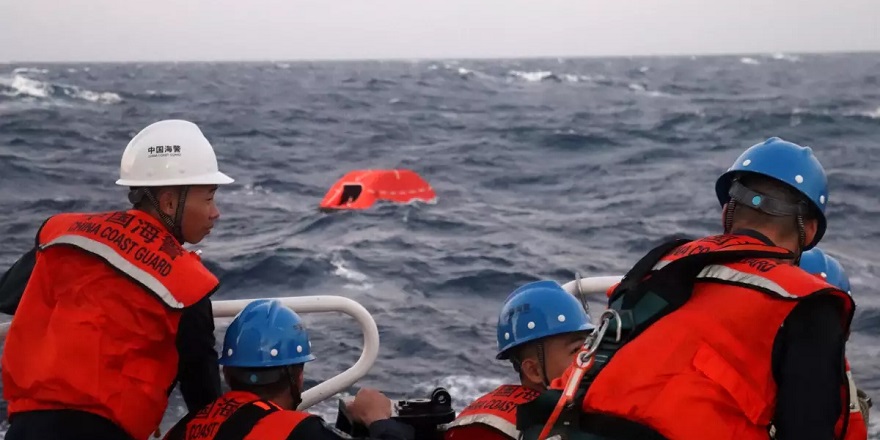 Güney Çin Denizi'nde bir gemi alabora oldu