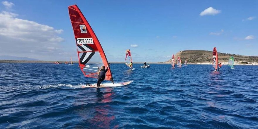 Foça'nın rüzgarı hem spor hem turizm için esiyor