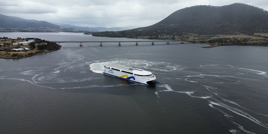 Tamamen elektrikle hareket eden en büyük gemi liman testlerine başladı