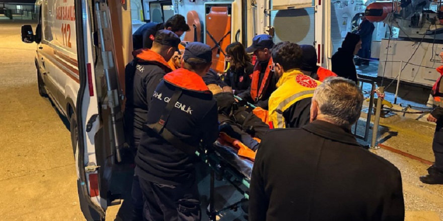 Rahatsızlanan iki kişiyi Sahil Güvenlik ekipleri tahliye etti