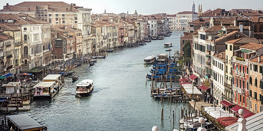 Venedik'te arızalanan tekne, Büyük Kanal'ı karıştırdı