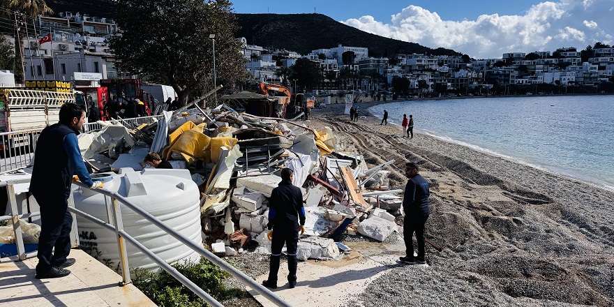Bodrum'da kıyıdaki kaçak yapılar yıkıldı