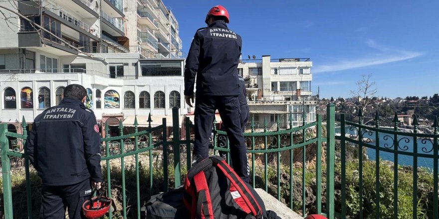 Falezlerde mahsur kaldığı sanılan kedi itfaiyeyi harekete geçirdi