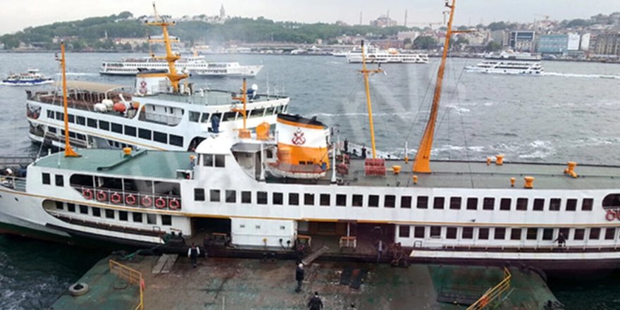 Karaköy'de yolcu vapurunun çattığı teknedeki kişi denize düştü