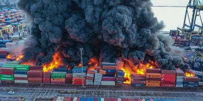 Devrilen konteynerlerde çıkan yangın devam ediyor