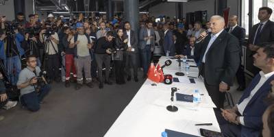 Bakan Kurum ile Binali Yıldırım Tuzla'da tersane işçileriyle bir araya geldi