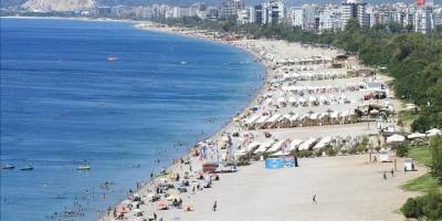 Antalya'da Sıcak Hava Nedeniyle Sahillerde Yoğunluk Yaşandı