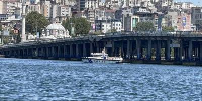 Yolcu Teknesi Köprüye Çarptı, Görevli Sulara Düştü