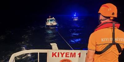 Çanakkale Boğazı'nda Arızalanıp Sürüklenen Tekne Kurtarıldı