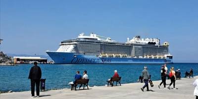Kuşadası'na 2 gemiyle 8 bin 507 turist geldi