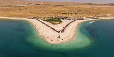 Van Gölü'ndeki Çakıl Adası Doğal Güzellikleriyle Ziyaretçileri Ağırlıyor